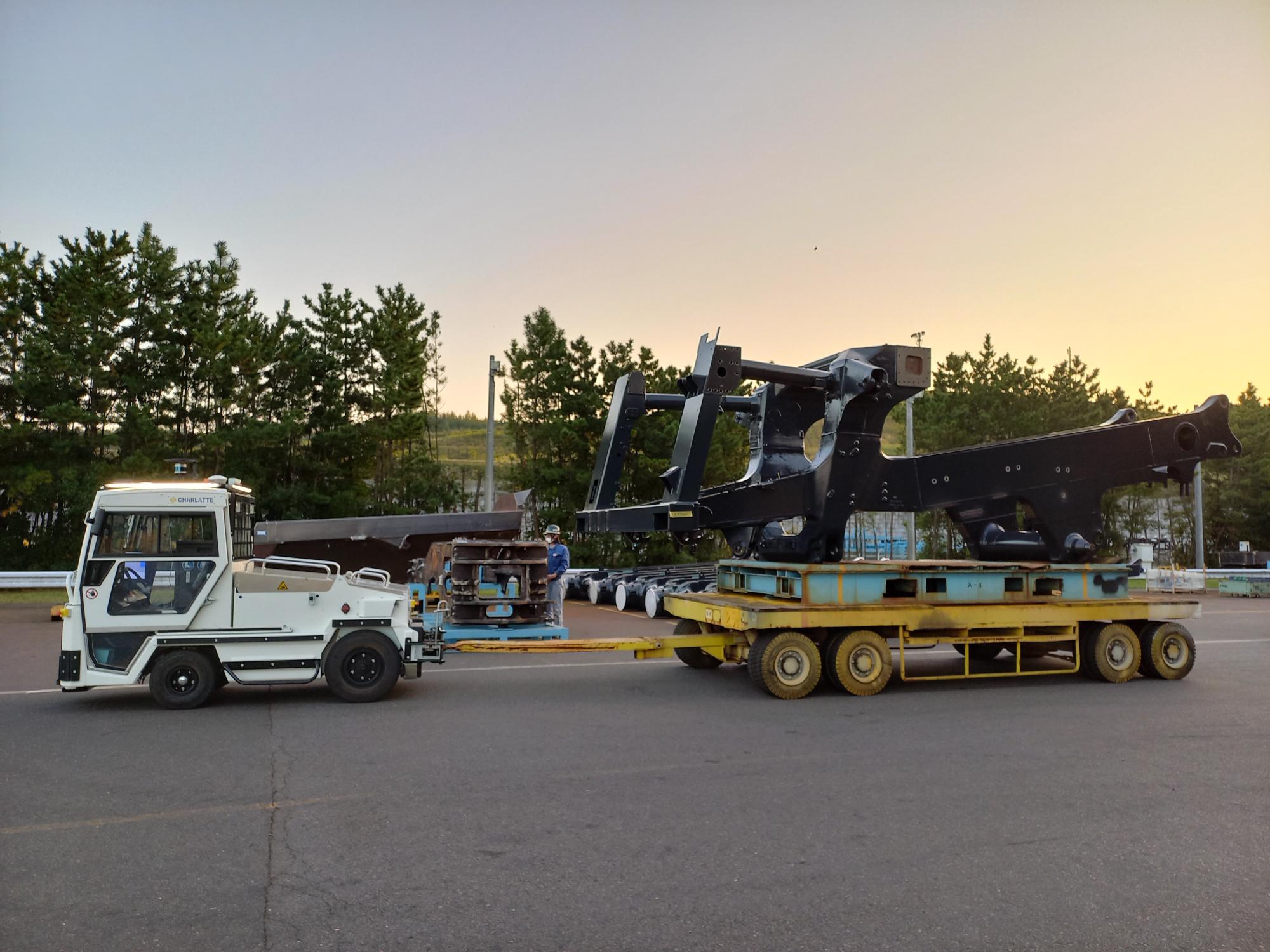Navya autonomous tow tractor towing cargo